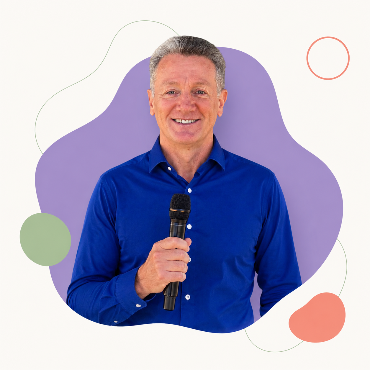 Mario Aguilera con micrófono